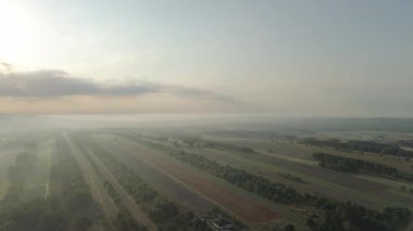 Sisli açık alanlarda şafağın dinginliği