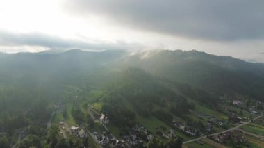 Huzurlu yamaç köyü Sabah güneşi altında parlıyor