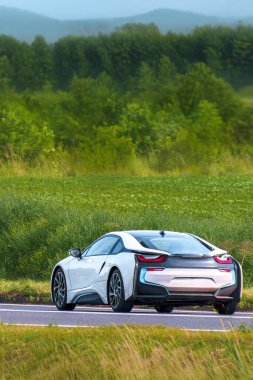 Gelecekçi elektrikli araç şarj istasyonuna doğru gidiyor.