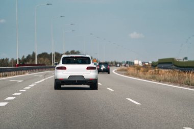 Düz bir yolda giden SUV..