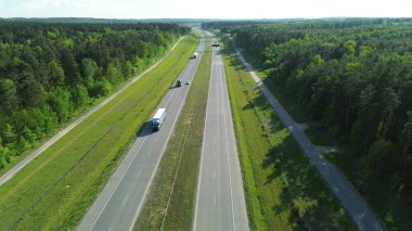 Yazın otoban trafik hava görüntüsü