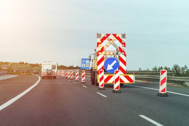 Otobanda güvenlik barikatları ve inşaat aracı