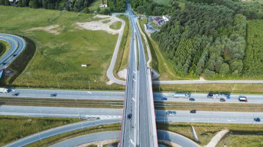 Yoğun trafiği olan şehir otoyolu köprüsü