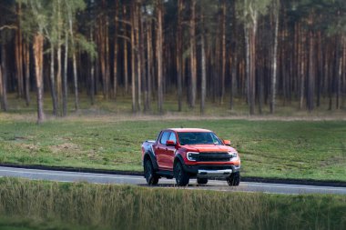 Yaz macerasında siyah kamyonet.