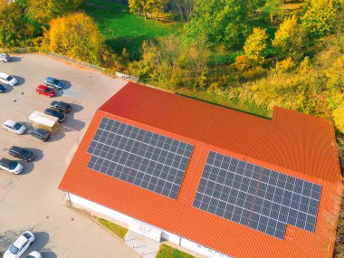 Yenilenebilir enerji tedariği için güneş panellerini kullanan modern ev