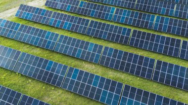 Güneş enerjisi tarlası havadan görünümü