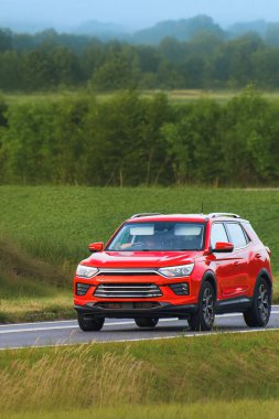 Çin 'den gelen lüks SUV taşrada sürüyor.