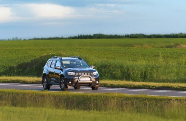 Kırsal yolda Avrupa çapraz SUV 'u sıkıştır