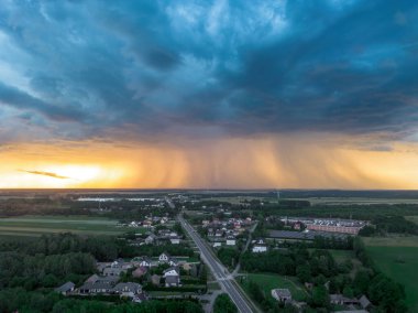 Kırsal kesimde gün batımı ve karanlık fırtına bulutları