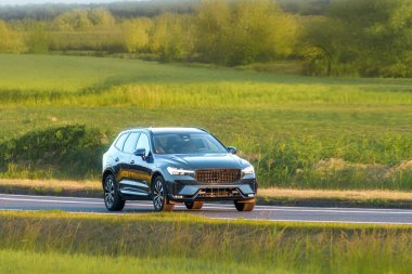 Yenilikçi otomotiv tasarımı gösteren yeni lüks SUV