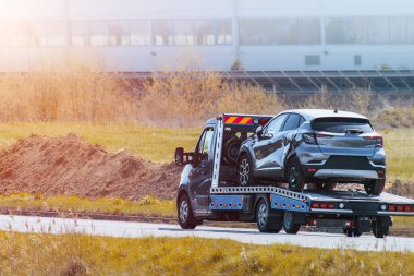 Kaza yaptıktan sonra otoyolda hurdaya çıkmış.