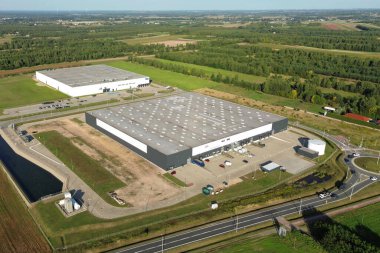 Yükleme limanları ve kamyonları olan büyük bir dağıtım deposu