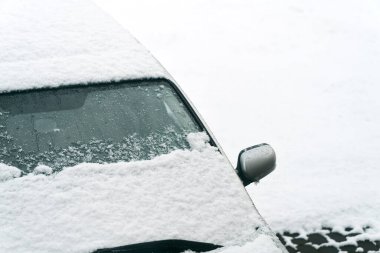 Kar ve buz arabanın ön camını fırtınayla kaplıyor.