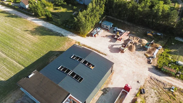 Kazıcı ve römorklu inşaat sahası