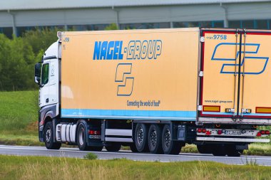 Nagel Grup kargo kamyonu 10.08.2025 Polonya, Avrupa markalı otoyolda.