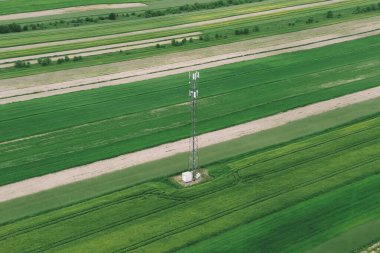Tarım alanının yakınındaki mobil sinyal kulesi