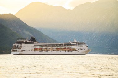 Gemi alacakaranlıkta sakin sulara yelken açar.