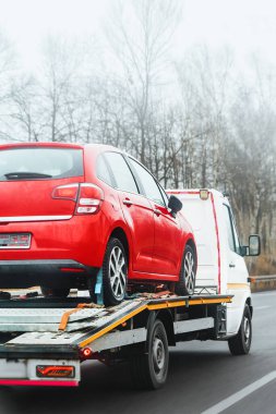 Kaza kurtarma kamyonu araba taşıyor.