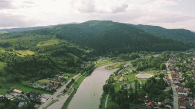 Dağlık vadideki nehir manzarası