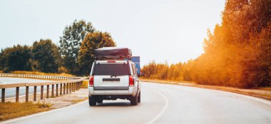 Kırsal yolda çatısı olan bir araba.