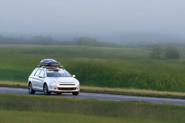 Yeşil kırsal alanlardan geçen bir araç