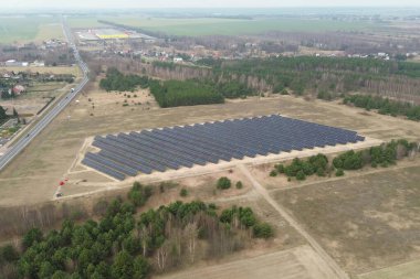 Güneş panellerinin sıraları temiz elektrik üretiyor