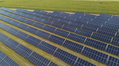 Beyaz bulutlu açık mavi gökyüzü