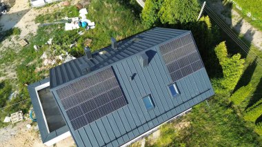 Ev Çatı ve Kurulmuş Güneş Panellerinin Tepeden Çekimi