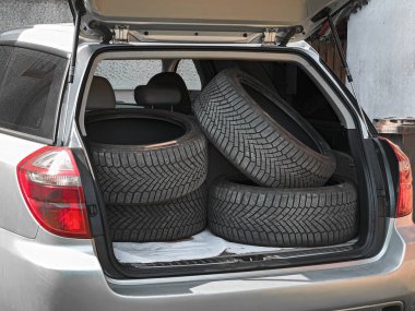 Mevsimsel değişim için lastik taşıyan müşteri