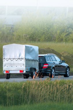 Kamyon karavanlı siyah steyşın.