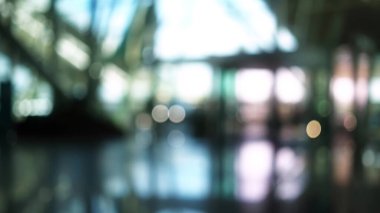 İçinde gezginler olan çağdaş havaalanı mimarisi