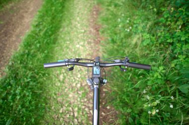 GPS görüşü olan ormanda aksiyon bisikleti