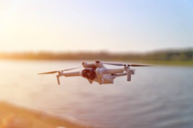 Barışçıl göl manzarası üzerinde hareket halindeki insansız hava aracı