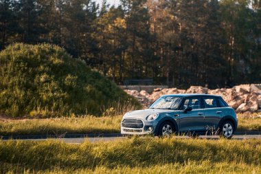 Beyaz araba makul fiyatlı şehir hareketliliğini sembolize ediyor