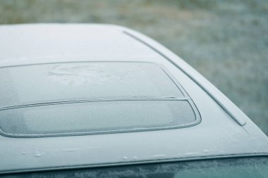 Park etmiş bir otomobilin karlı yüzeyi