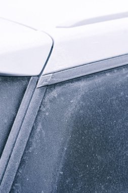 Soğuk bir sabahta buzlu araba.