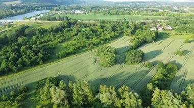Yaz mevsiminde kırsal çayır ve tarım arazisi