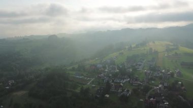 Nehir ve orman tepeleriyle huzurlu vadi manzarası