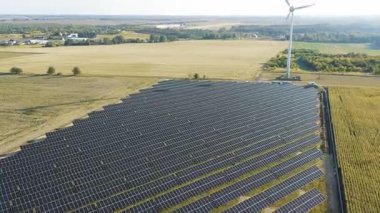 Fotovoltaik paneller ve türbinlerle alternatif enerji alanı