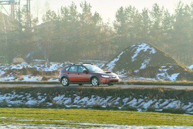 Moda ayarlı hatchback arabanın ön görüntüsü