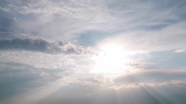 Çiftlik arazisinin üzerindeki dalgalı bulutlar