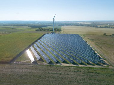 Kırsal kesimde güneş enerjisi ve rüzgar jeneratörü