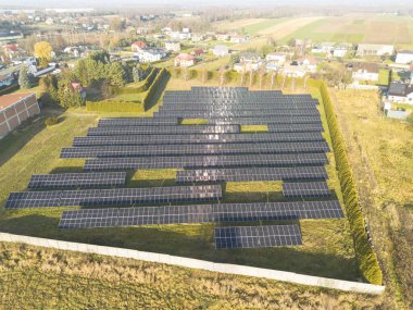 Yerdeki güneş paneli satırları