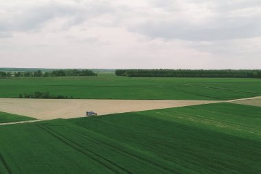 Kırsal toprak yolda arazi aracı sürüyor.