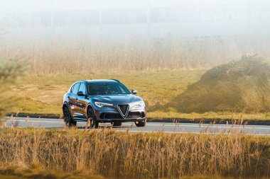 Yalıtılmış kırsal yolda yüksek performanslı geçiş