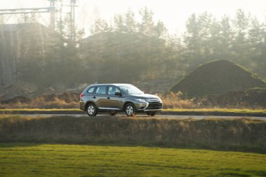Altın saatinde şehir yolu boyunca SUV yolculuğu
