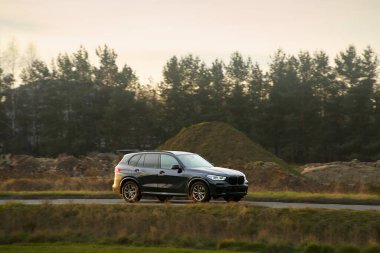 Taşrada güneşli bir günde araba sürüyor.