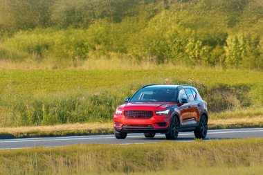 Aile seyahati ve macera için rahat bir SUV