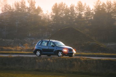 Modern araba manzaralı bir ortamda gidiyor.