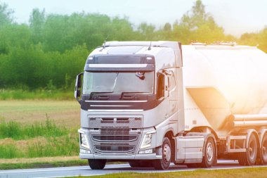 Beyaz tankerli bir yük kamyonu hareket halinde.